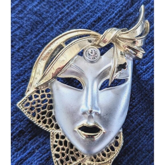 Vintage Mardi Gras Mask Brooch Pin Matte Satin GP Finish Filigree Theatrical 3" - Picture 3 of 6